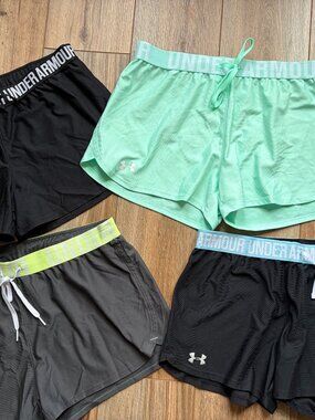 Bundle of 4 ladies athletic shorts Under Armour Loose Heatgear medium black gree